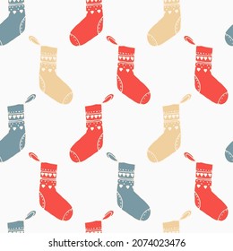 Weihnachten nahtloses Muster mit Socken über dem Kamin. Helle, fröhliche Weihnachten, rot und blau