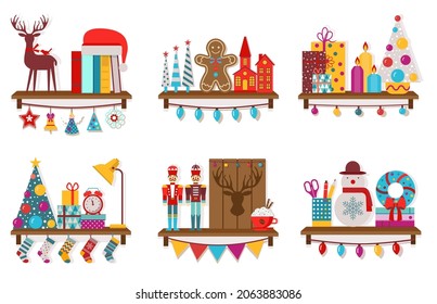 Estantes de Navidad con decoraciones festivas, juguetes, libros, regalos y guirnaldas. Decoración del estante del libro de Navidad con renos, velas y lámparas con portavelas de casa, sombrero de Papá Noel, soldados de estaño y muñeco de nieve.