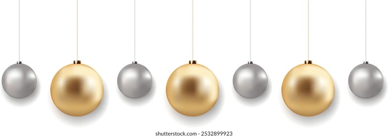 Bolas de prata e ouro de Natal com sombra no fundo transparente. Brinquedos de Natal. Luxo pendurado bugigangas com fita. Elementos de design de brilho festivo. Ilustração vetorial EPS 10	