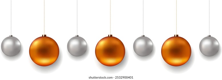 Bolas de prata e ouro de Natal com sombra no fundo transparente. Brinquedos de Natal. Luxo pendurado bugigangas com fita. Elementos de design de brilho festivo. Ilustração vetorial EPS 10