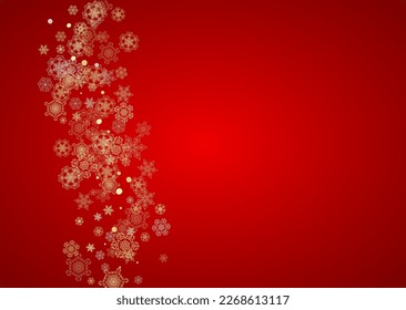 Weihnachtsschnee auf rotem Hintergrund. Glitzerrahmen für Winterbanner, Gutschein, Werbeanzeigen, Partyveranstaltung. Der Weihnachtsmann ist in Farben mit goldenem Weihnachtsschnee gehalten. Horizontal fallende Schneeflocken für den Urlaub
