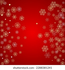 Nieve navideña sobre fondo rojo. Marco brillante para banners de invierno de temporada, cupón de regalo, cupón, cupones, anuncios, fiesta. Los colores de Santa Claus con la nieve dorada de Navidad. Caída de copos de nieve para las vacaciones