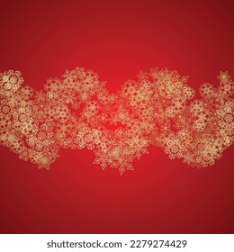 Los copos de nieve de Navidad con fondo rojo. Marco brillante para banners de invierno de temporada, cupón de regalo, cupón, cupones, anuncios, fiesta. Los colores de Santa Claus con copos de nieve dorados de Navidad. Caída de la nieve durante las vacaciones