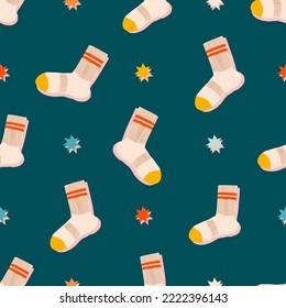 Los calcetines de Navidad y las estrellas son un patrón sin fisuras. Calcetines de dibujos animados realizados a mano sobre un fondo rosado. Ilustración plana de moda para papel impreso, web, textil, envolvente. Diseño infantil moderno.