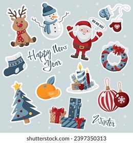 Pegatinas de Navidad en colores rojo y azul. Etiquetas de año nuevo con contorno blanco. Reno, santa claus, vela, árbol de navidad, baubles, mandarina, mitones, caldo, snowman. Ilustración vectorial.