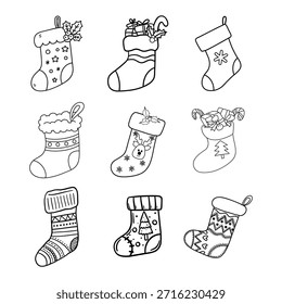 Conjunto de páginas para colorear de Navidades. Calcetines de contorno blanco y negro con regalos, bastón de caramelo y renos. Vector imprimible para la actividad de los niños.