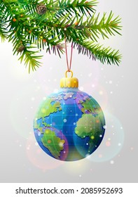 Rama de árbol de Navidad con bauble decorativo de globo. El planeta Tierra colgando de la ramita de pino como adorno de navidad