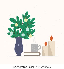 Weihnachtsbaum Äste in einer Vase, verziert mit Weihnachtsbällen, mit einem Cup heißen Kaffees, Dampf kommt. Kerzen brennen.
