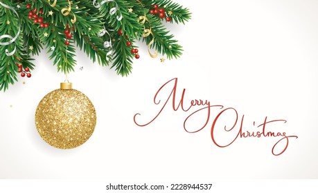 Weihnachtsbaumschmuck. Frohe Weihnachtskalligraphie. Goldener Glitzerball, Ziergegenstände. Vektorgrafik. Frische Bäume Zweig mit Heiligbeeren und Bändern. Für Weihnachten- und Neujahrsleiter, Partyplakate.