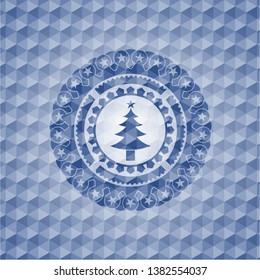 christmas tree icon inside blue polygonal badge.
