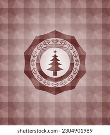 icono del árbol de navidad dentro del emblema rojo o placa con fondo abstracto de patrón geométrico. Sin inconveniente. 