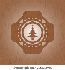 icono del árbol de navidad dentro del emblema de madera de estilo retro. 