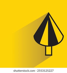 Ícone de árvore de Natal com sombra no plano de fundo amarelo
