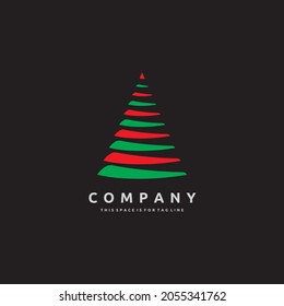 Pirámide de árbol de Navidad con forma de estructura cónica en rojo y verde sobre fondo negro  