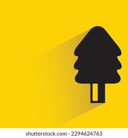 Árbol de Navidad con sombra sobre fondo amarillo