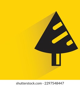 Árbol de Navidad con sombra sobre fondo amarillo