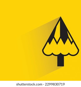 Árbol de Navidad con sombra sobre fondo amarillo