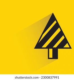 Árbol de Navidad con sombra sobre fondo amarillo