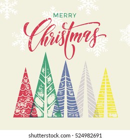 Cartas de texto de tarjetas de felicitación vectoriales de árbol de Navidad para festividades alegres. Fondo del bosque invernal con Feliz Navidad letras caligráficas modernas con pinos de abeto de color en forma geométrica