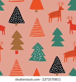 Weihnachtsbäume, Rentiermuster auf rosafarbenem Hintergrund. Handgezeichnetes Weihnachtsmuster im Schnittstil