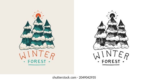 Árboles de Navidad en la nieve y emblema o placa del sol rojo. Bosque de aves. La mano grabada dibujada en un viejo boceto vintage. Logo de Doodle Wooden. Póquer de senderismo. 