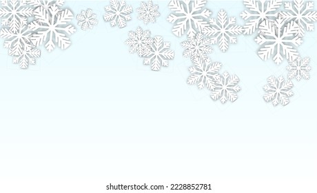 Fondo vectorial de Navidad con copos de nieve en caída. Aislado sobre fondo azul blanco.  Diseño milagroso para invitaciones de fiesta, cartel, venta, afiche. Copos de nieve recortados por papel.