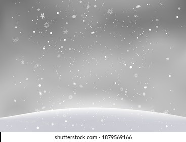 Colina de invierno navideña y nevada sobre fondo de cielo gris. Salto de nieve y caída de nieve. Fondo natural de heladas vacacionales
