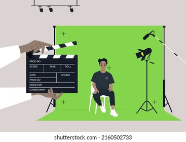 Ein Chroma-Schlüsselbildschirm in einem Filmstudio, Eine junge, kaukasische Figur sitzt auf einem Stuhl, ein selbstbewusster, gut aussehender Schauspieler, der in einem Video gefilmt wird