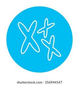Icono de línea de cromosomas para web, móvil e infografía. Icono de blanco vector en el círculo azul claro aislado en fondo blanco.