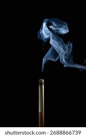 Humo de cigarrillo en Vector poligonal de baja poli. Vector abstracto poligonal de fumar. Vector del logotipo del cigarrillo que fuma