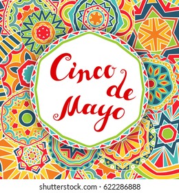 Cinco De Mayo con letras de saludos y fondo ornamentado. Etiqueta redonda con efecto de sombra y adorno abstracto de estilo mexicano. Diseño étnico brillante. Ilustración vectorial.