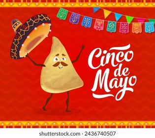 Cinco de mayo mexikanisches Urlaubsbanner mit Nachos Chip Charakter. Vektor-festlicher Hintergrund mit Papel Picado Fahnen und lustigen Cartoon Latino Tex Mex Food-Persönlichkeit schwenkende Mariachi Sombrero Mütze