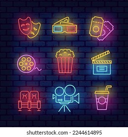 El cine luce elementos de banner de neón brillante sobre fondo de pared de ladrillo. Iconos de películas vectoriales, carteles, emblemas de palomitas, gafas 3D, asiento rojo, tira de película, tabla de planchar, entradas. Cartel publicitario del programa de TV.