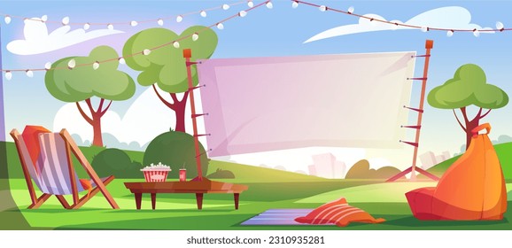 Cine al aire libre. Gran pantalla para el espectáculo nocturno. Afuera viendo el cine. Paisaje verde en el patio trasero con tumbonas, mesa, palomitas, sillas y almohadas acogedoras. Dibujo vectorial plano de dibujos animados