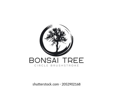 Zirkel-Pinselstrich mit Bonsai-Baum-Logo, Pflanzensilhouette-Symbole auf weißem Hintergrund.
