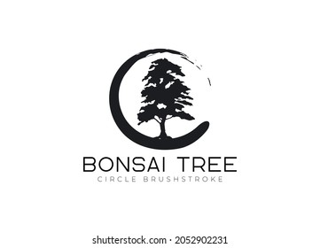 Zirkel-Pinselstrich mit Bonsai-Baum-Logo, Pflanzensilhouette-Symbole auf weißem Hintergrund.
