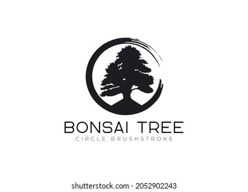 Zirkel-Pinselstrich mit Bonsai-Baum-Logo, Pflanzensilhouette-Symbole auf weißem Hintergrund.
