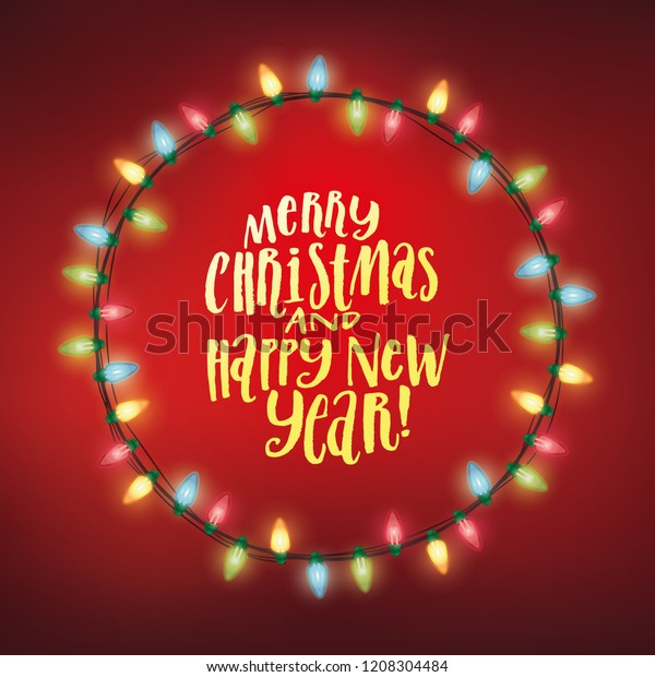 中に手書きの文字のバッジが付いた 輝くクリスマスライトでできた円 メリークリスマスと新年の挨拶状 のベクター画像素材 ロイヤリティフリー
