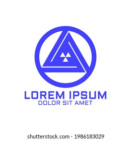 Plantilla de logotipo nuclear de triple triángulo circular en monograma de diseño plano