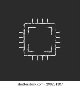Tarjeta de circuitos dibujada en tiza sobre un icono blanco del vector de pizarra en un fondo negro