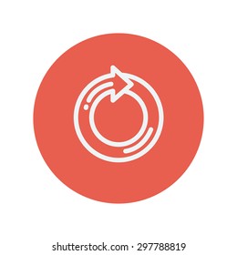 Icono de línea delgada de flecha circular para diseño de web y móvil minimalista plano. Icono blanco vector dentro del círculo rojo.