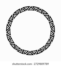 Un borde tribal geométrico negro circular con patrones de triángulos repetitivos sobre un fondo blanco