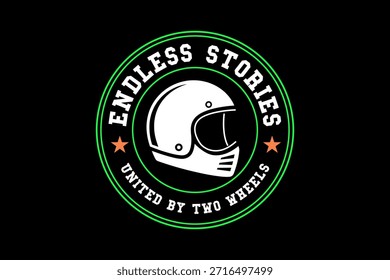 Un emblema circular con un casco de motocicleta blanco con una visera, rodeado de texto verde y estrellas sobre un fondo negro.