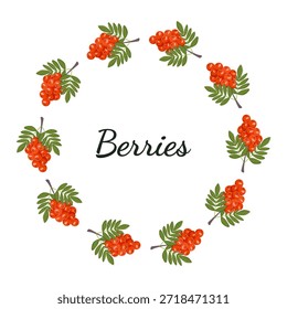 Marco circular de bayas serranas y hojas verdes. Corona botánica para el diseño de otoño, invitaciones, marca de temporada, etiquetas, tarjetas de felicitación y diseños decorativos.