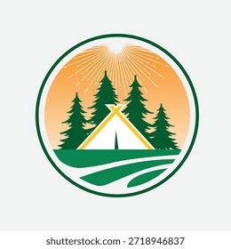 Logo circular con una carpa verde y amarilla rodeada de pinos en una colina verde con una explosión de sol en el fondo