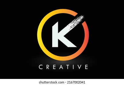 Diseño circular de la letra del pincel K blanco con círculo negro. Logo de Creative Brushed Letters.