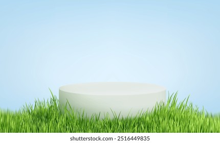 Um pedestal branco circular cercado por grama verde exuberante sob um céu azul claro. O cenário é brilhante e minimalista, ideal para exibir produtos ou apresentações.