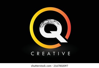 Diseño circular de logotipo de carta de pincel de Q blanco con círculo negro. Logo de Creative Brushed Letters.
