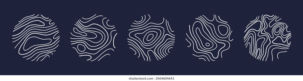 Anillos de madera circulares o conjunto de texturas de líneas de mapa topográfico. Árbol de madera líneas abstractas topográficas colección diseño de estilo plano Ilustración vectorial contorno aislado diseño de patrón.