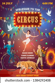 Espectáculo de circo, equilibristas y manipulaciones de animales. Gran pista de circo y artistas, tigre en el anillo de fuego, haciendo malabarismos con un monociclo y mujer en trapecio aéreo